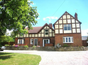 Arden Hill Farmhouse with Hot Tub and Snooker Table